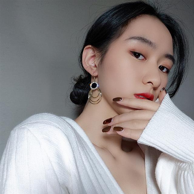 S925 perak telinga hook hitam berlebihan emosional kepribadian fashion 2021 Baru selebriti Internet