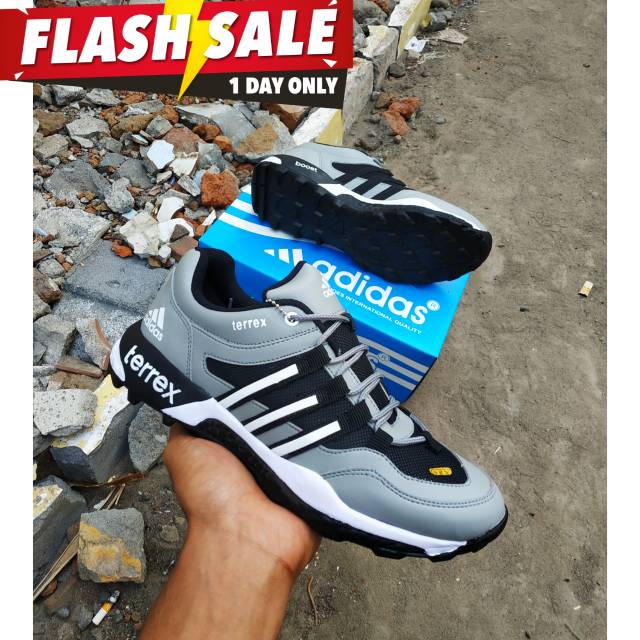  SEPATU  VOLLY  TERBARU  ADIDAS TERREX BOOTS SNEAKERS PRIA 