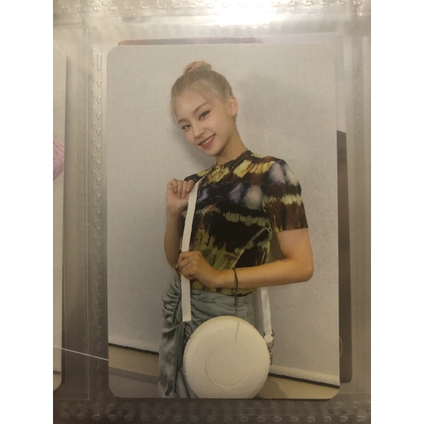 ITZY YEJI LIGHTRING CASE PHOTOCARD [BOOKED]