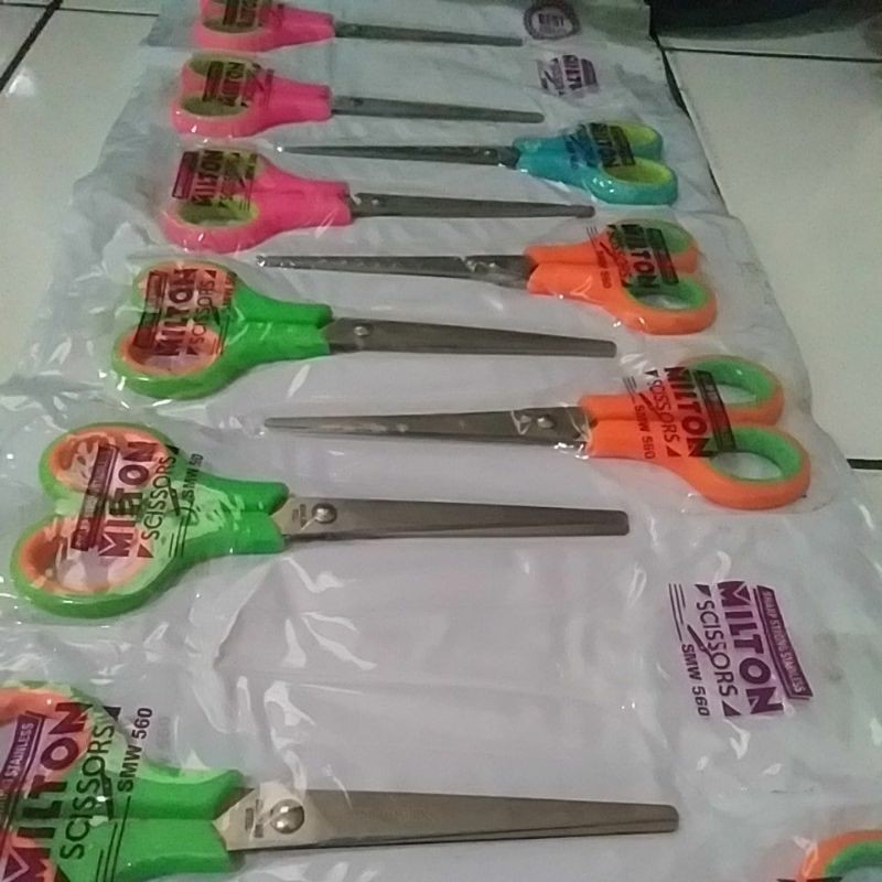 

GUNTING SEDANG MEDIUM MERK MILTON | SCISSORS