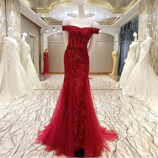 Gaun Malam Merah Mewah