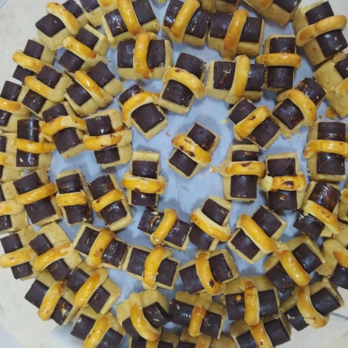 

KUE KELOM MANOHARA KUE COKLAT BATANG RENYAH DAN MANIS FAVORIT 250 GR