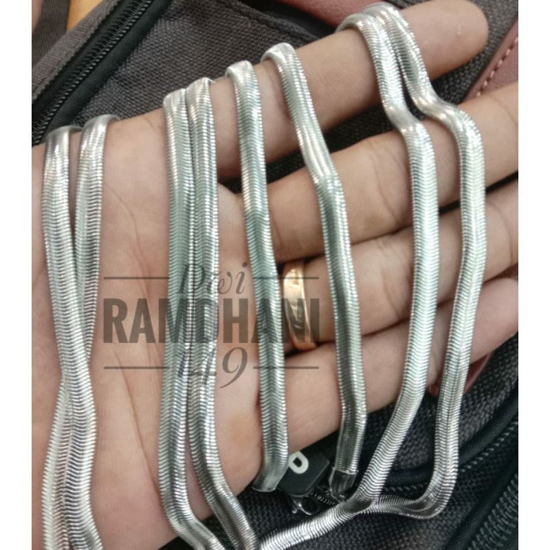 Kalung Titanium pria belut pipih silver Anti karat selamanya