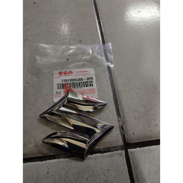 emblem S grill depan Suzuki Karimun estilo