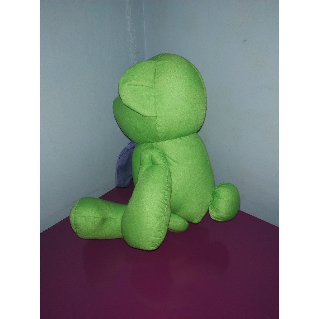 Boneka beruang hijau