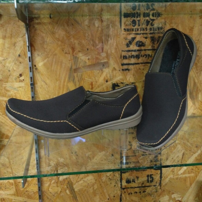 Sepatu Casual Pria Warna Coklat Terbaru