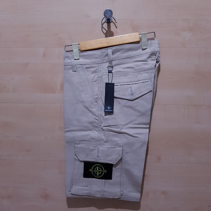 CELANA PENDEK CARGO PANTS STONE ISLAND LOGO BROKEN WHITE - 28