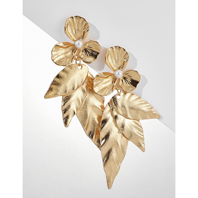 LRC Anting Tusuk Fashion Gold-plated Pearl Flower Leaf D68172