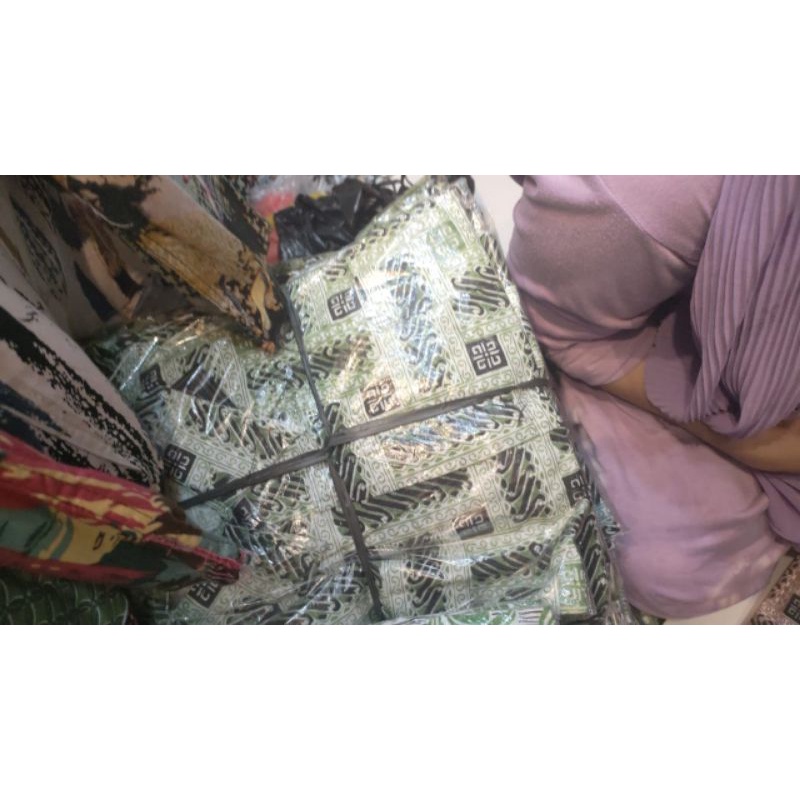 Kemeja batik cowok bisa buat seragam hajatan