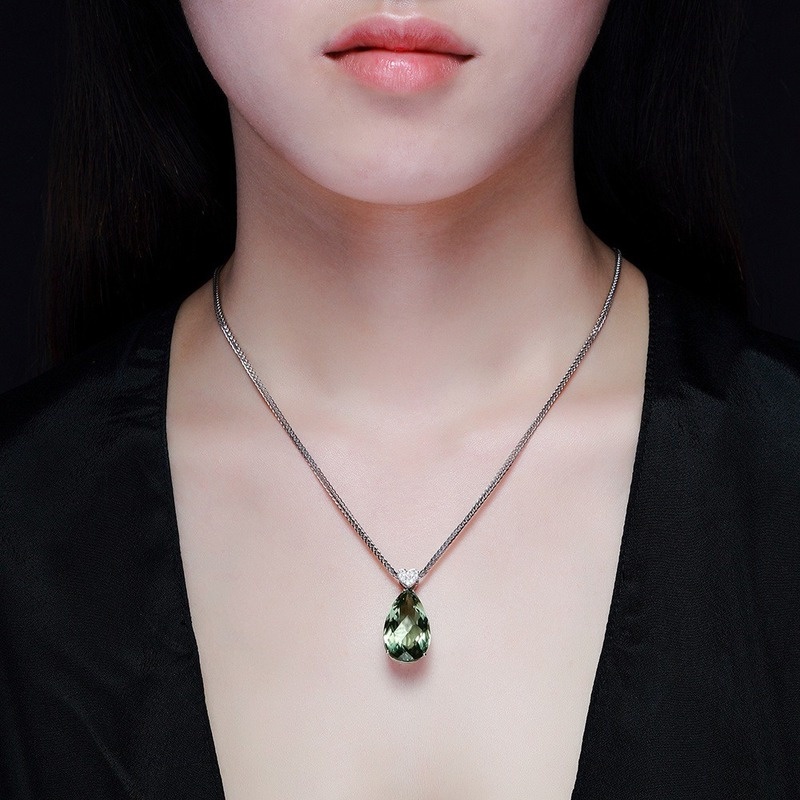 [Ready Stock]Fashion Inlaid Green Crystal Pendant Heart-Shaped Colored Gemstone Necklace