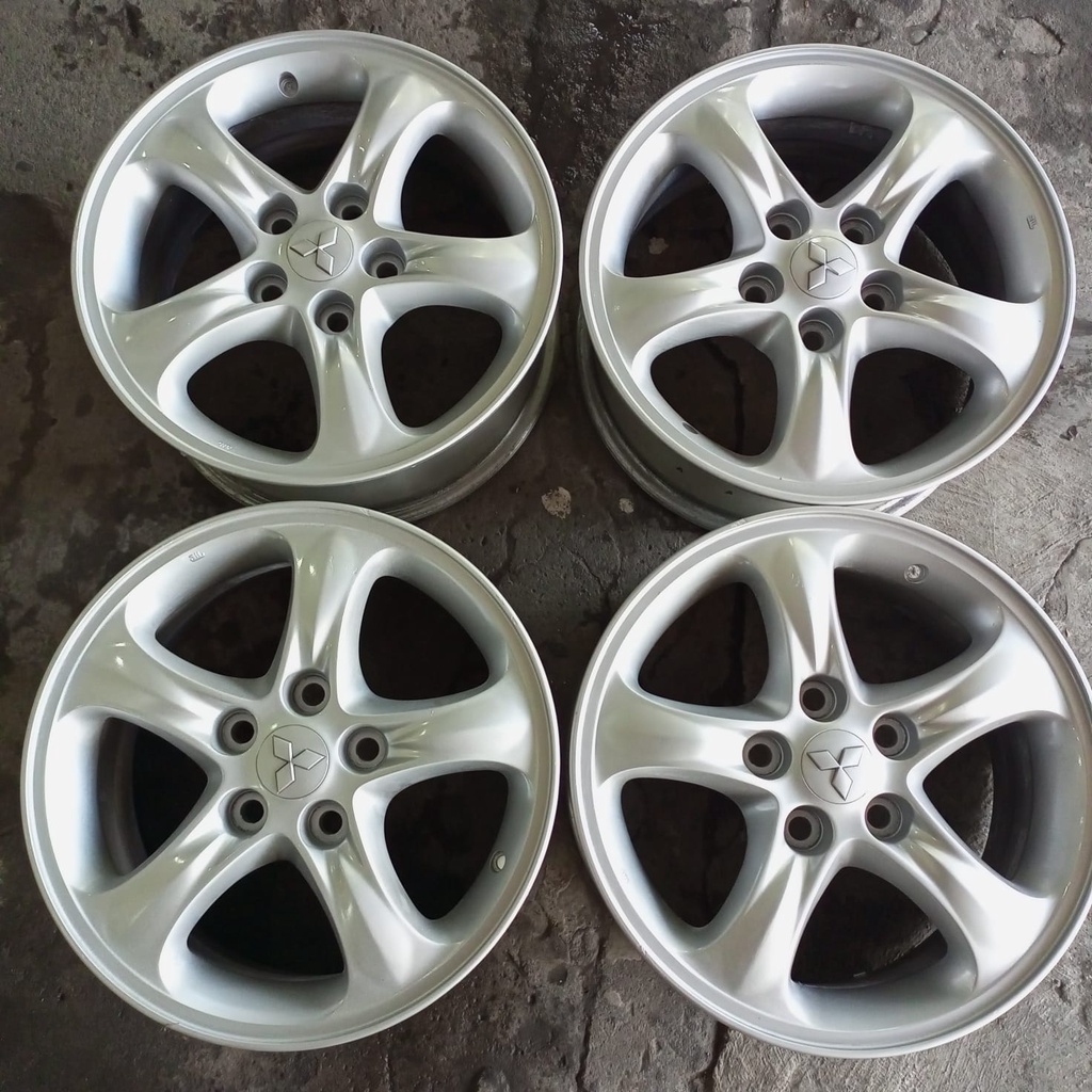 velg mobil bekas untuk mobil l300 ring 16 lubang baut 5x114 warna grey copotan grandis
