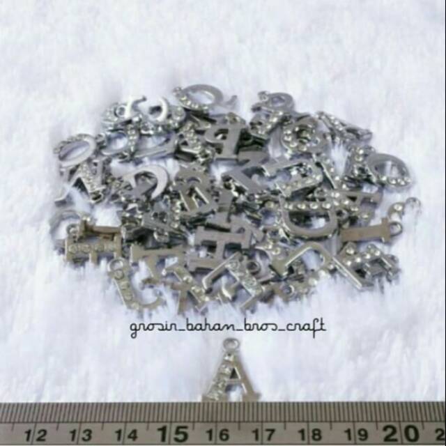 Charm Huruf Nikel Permata Empat (Random)