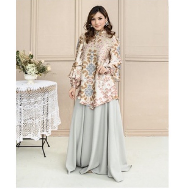 Emily Blouse Wearing Klamby