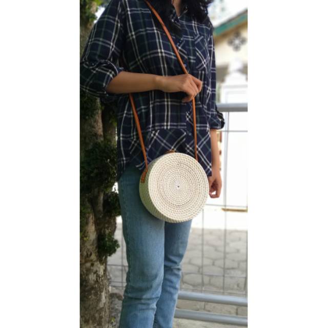 Tas rotan bulat slempang putih diameter 20cm