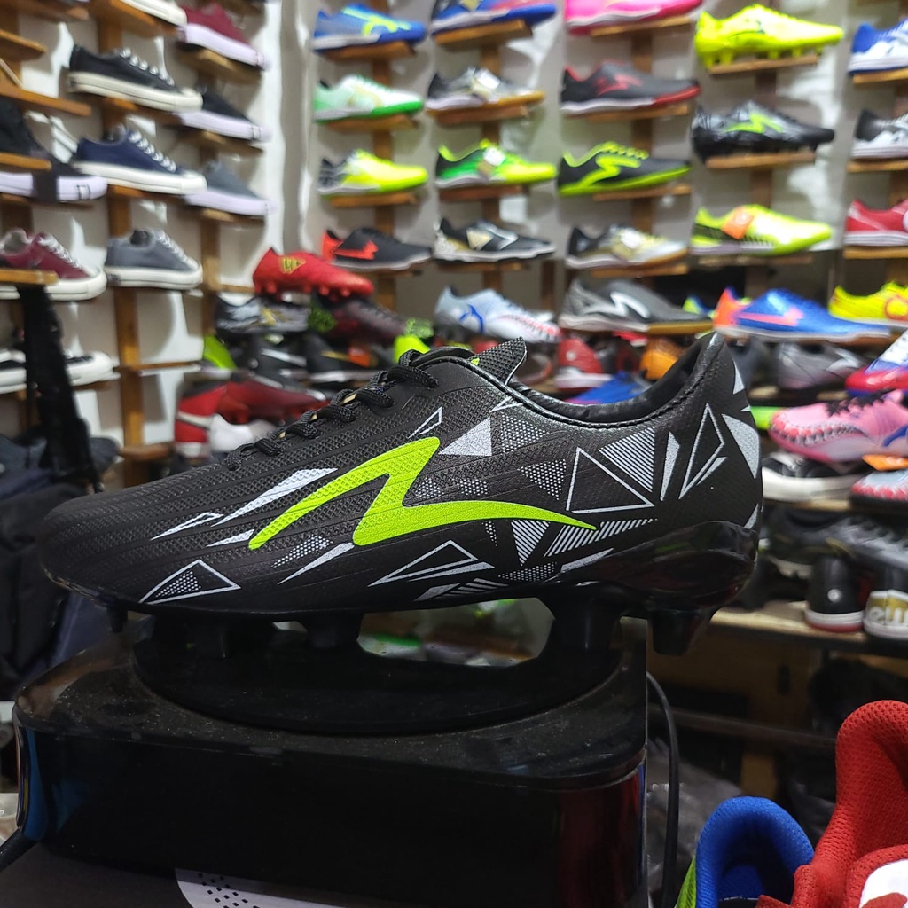 OBRALLLL!!!CUCI GUDANG SEPATU FUTSAL DAN BOLA  DIKIRIM RANDOM BARANG DI JAMIN BARU