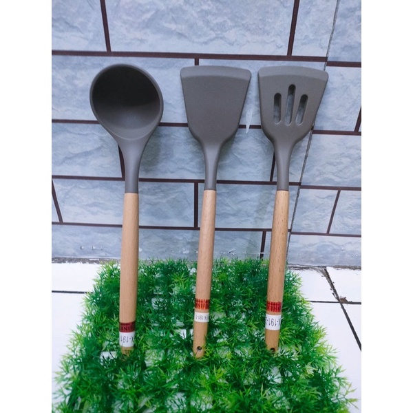 Spatula Silikon Tahan Panas Gagang Kayu 3 varian hrga per Pcs