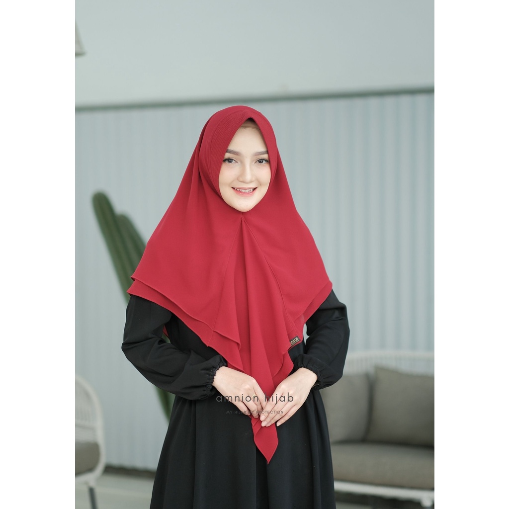 Khimar Aara / Hijab instan dua layer warna maroon by amnion hijab