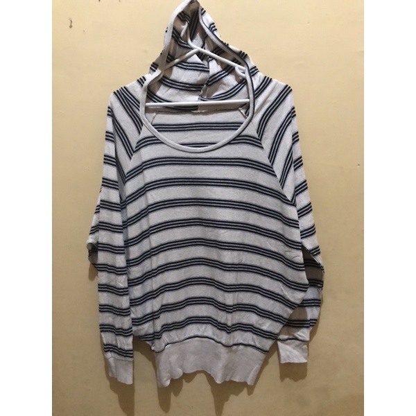 crewneck preloved sweater second cewek gemes