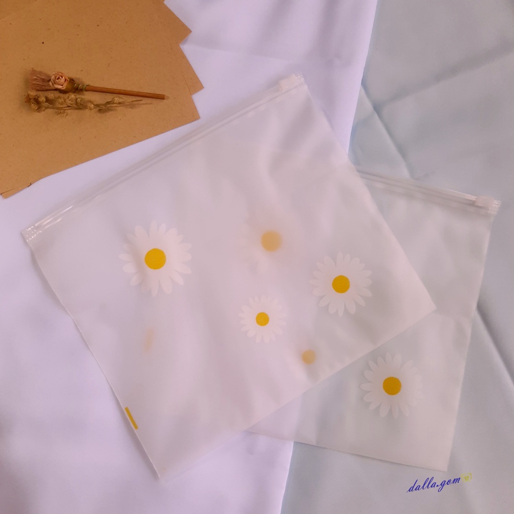 

Pouch Zip Pocket Cute Aesthetic Daisy Flower / Tempat Kantong Motif Bunga Aster Lucu – dalla.gom