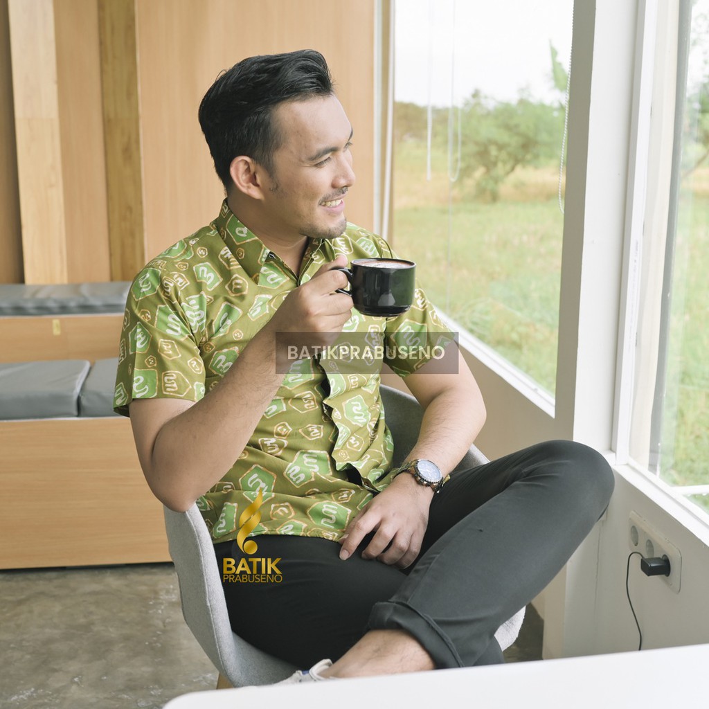 KEMEJA BAJU BATIK PRIA LENGAN PENDEK Prabuseno - HANAJAYA  Kemeja Batik Pria Lengan Pendek Slimfit