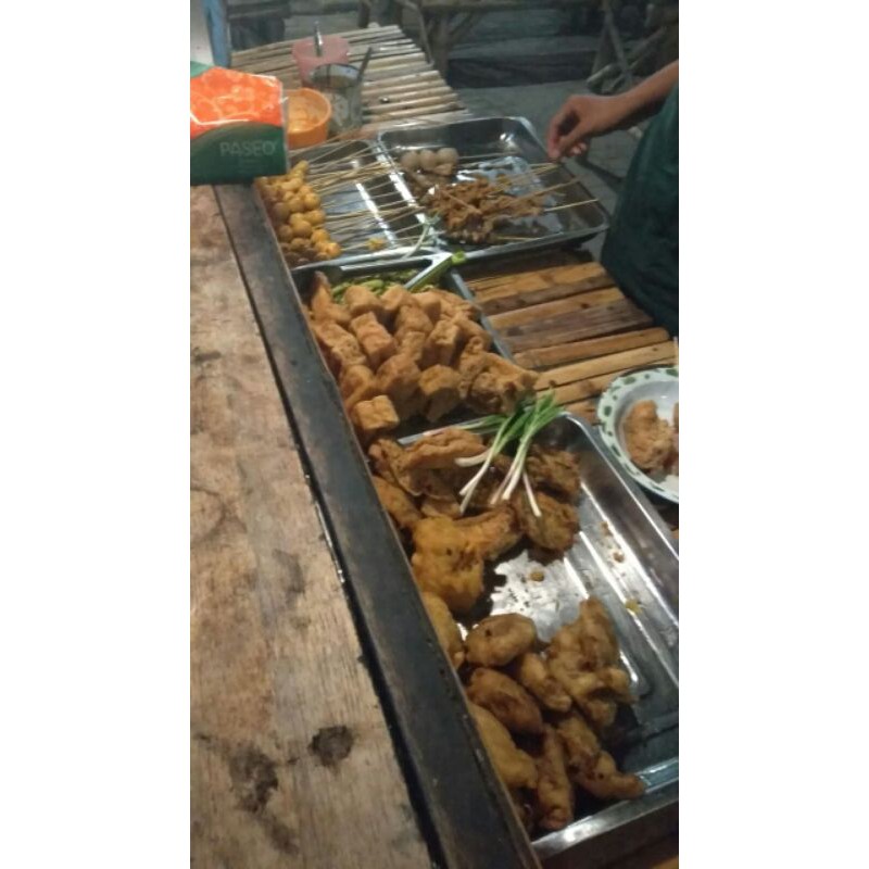 

Gorengan dan kue basah Surabaya