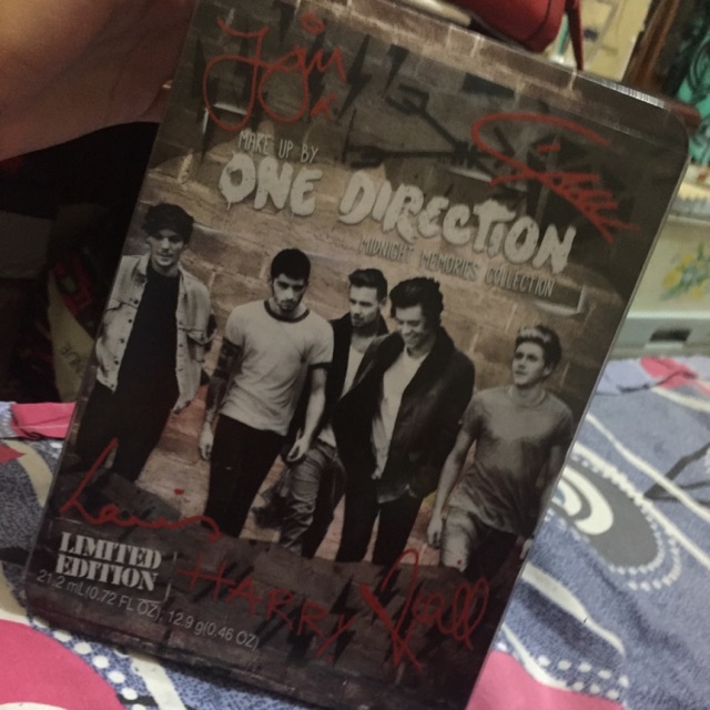 Make Up by One Direction (merah)