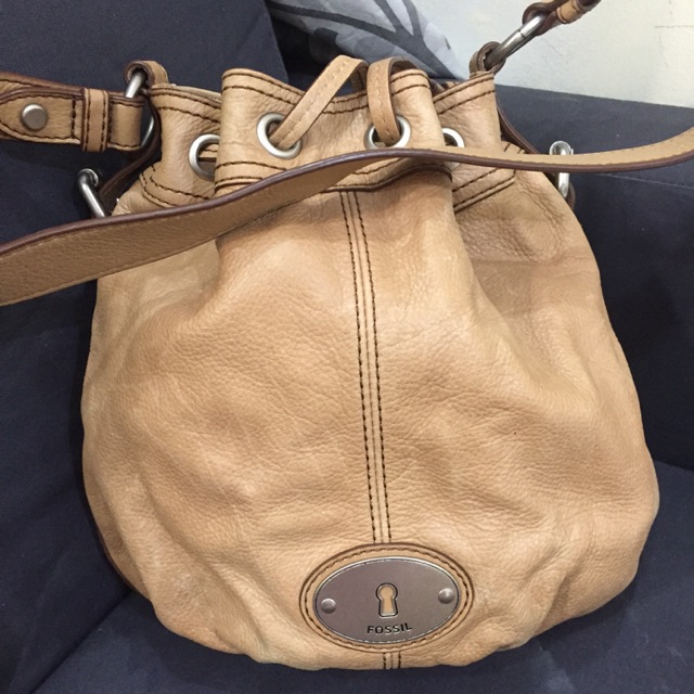 -PRELOVED- FOSSIL MADDOX DRAWSTRING CAMEL