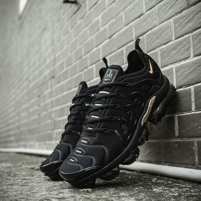 vapormax nike black and gold