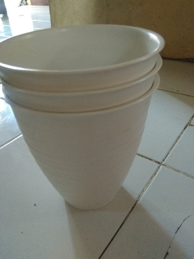 Pot Bunga Plastik Putih Tawon Tirus / Pirus 18 Cm