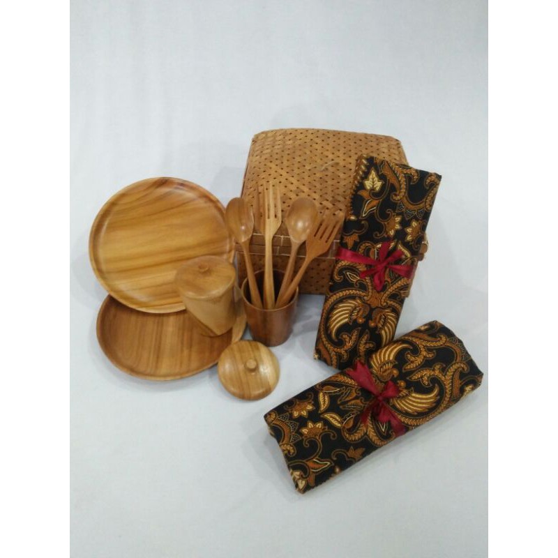 Hampers Couple Pernikahan Kain Batik Sarimbit dan Alat Makan Kayu Jati