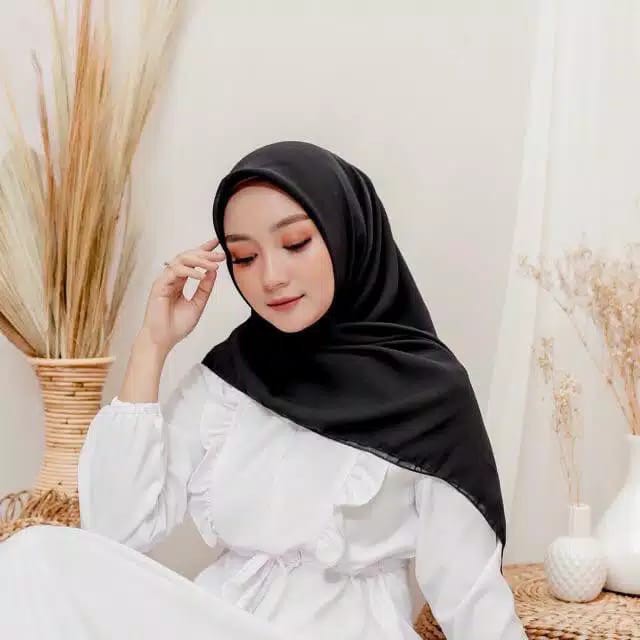 DS/BELLA SQUARE/HIJAB SEGIEMPAT/ POLYCOTTON PREMIUM/MURAH-HITAM
