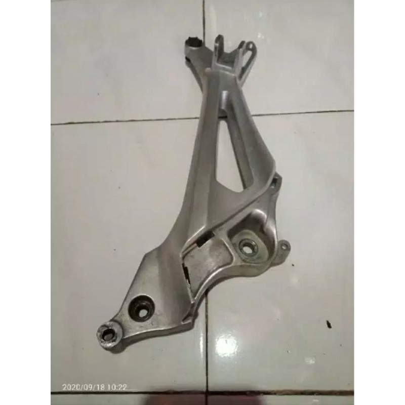 Footstep Foot Step Postep Sebelah Kanan Belakang Revo Lama Old Supra x 125 Non cakram Belakang Original