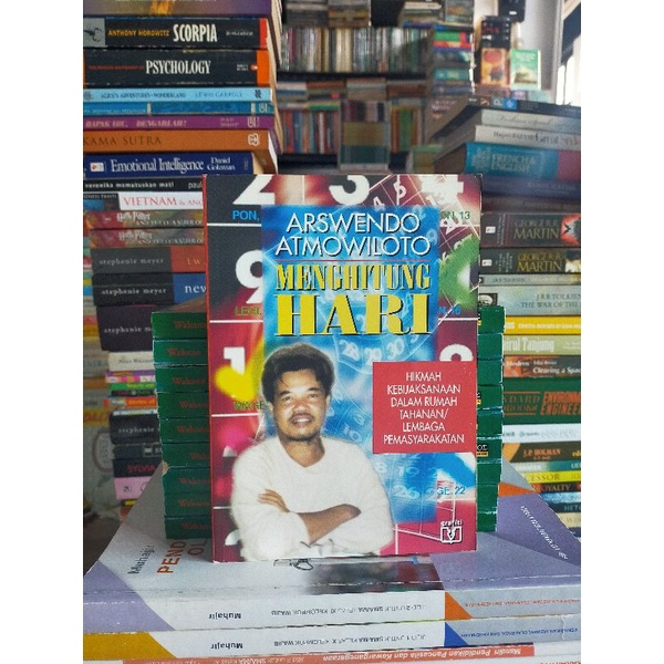 

Buku Original : MENGHITUNG HARI oleh Arswendo Atmowiloto