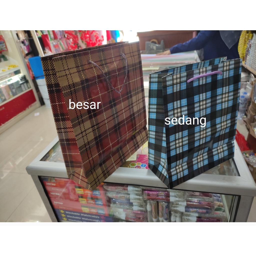 

shopping bag karton corak sedang 21x9x25 atau besar 26x9x30
