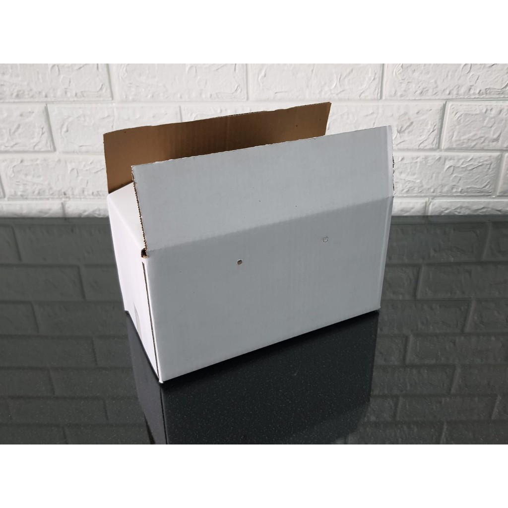

Box White Uk. 27 x 14 x 14 cm
