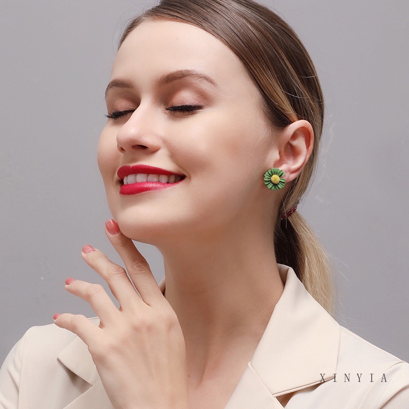 Anting Tusuk Bentuk Bunga Daisy Bahan Sterling Silver 925 Warna Permen Untuk Wanita