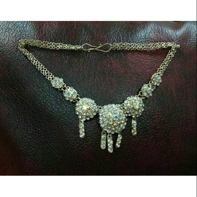 Laca atau hiasan dahi pengantin minang