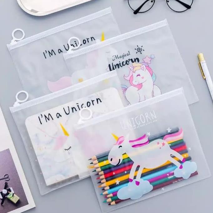 

Pouch Kosmetik Transparan Motif Unicorn Tempat Pensil Ukuran 21x17 CM