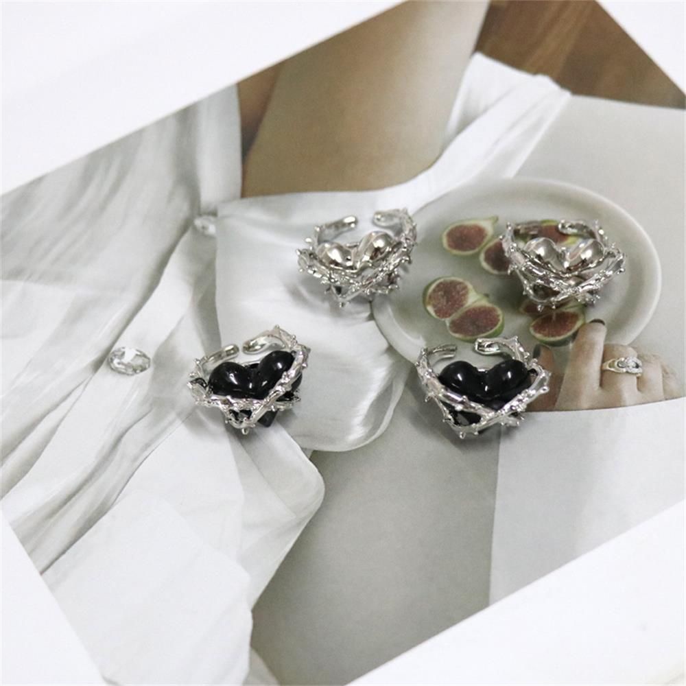Cincin Bentuk Hati Bahan Alloy Warna Hitam Silver Gaya Punk Gothic Untuk Pria Dan Wanita