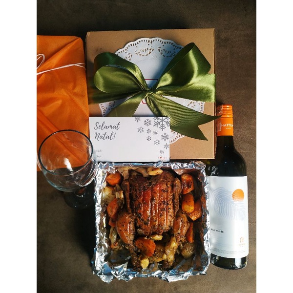 

Christmas Hampers Homy Roasted Chicken with Aga Red/ Aga White