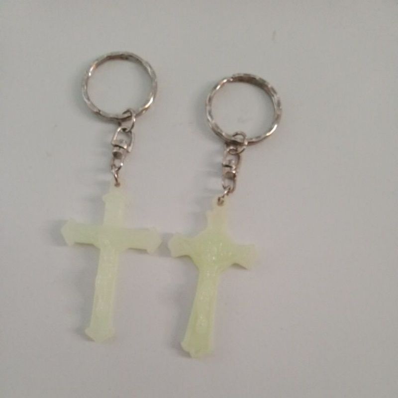 Gantungan kunci salib Fosfor