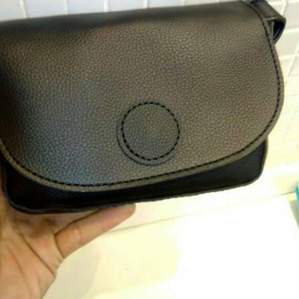 Barang terbatas> MINISO SLING BAG BULAT LOGO .,.,.,.,.