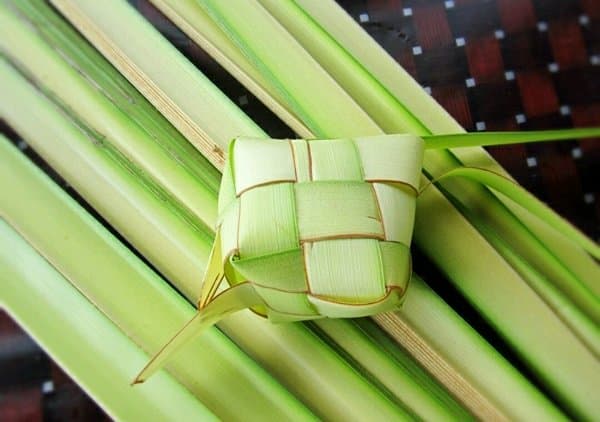 

Bahan Ketupat Daun Kelapa Muda Segar Atau Janur Kuning