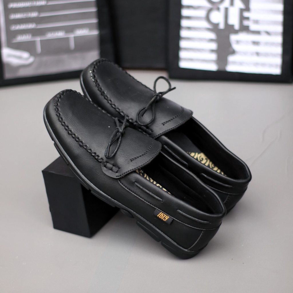 MOLK Sepatu Slip On Pria Casual Kulit Sintetis Hitam Original Pantofel Kerja Kantor Kuliah Simple Murah Anti Slip