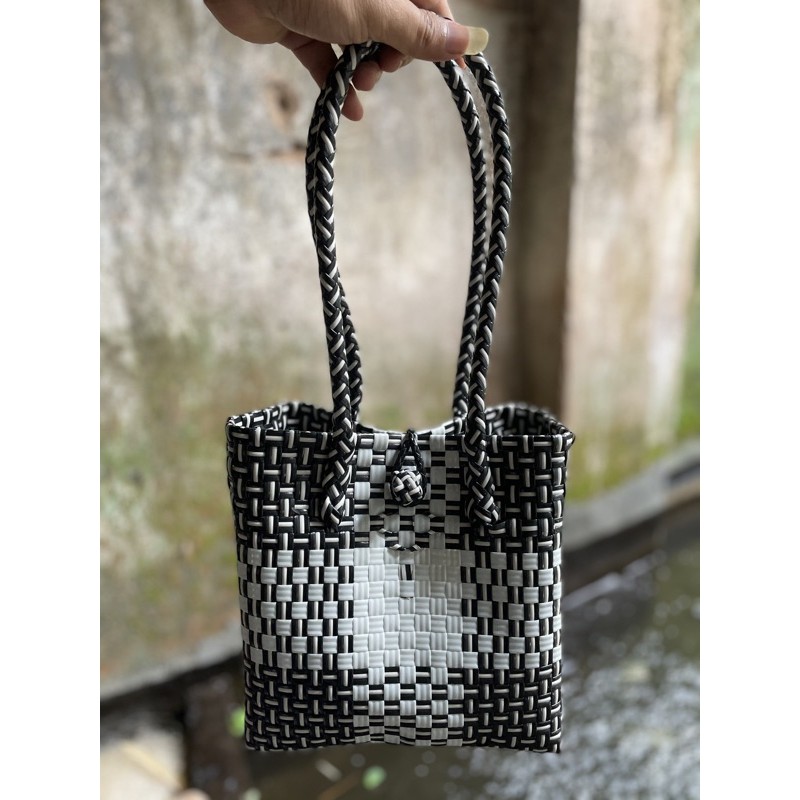 Tas Keranjang Jali Hitam Lurik Putih Polos Size 22x9x19cm