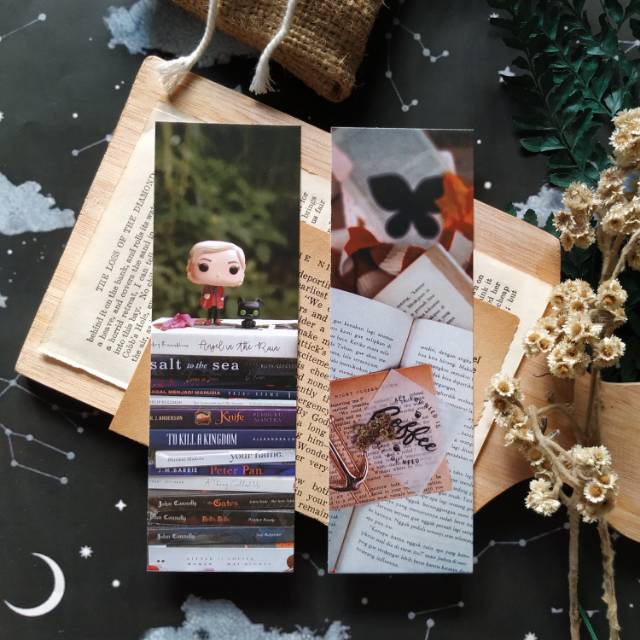 

bookmark bookphotografi : sabrina + open book