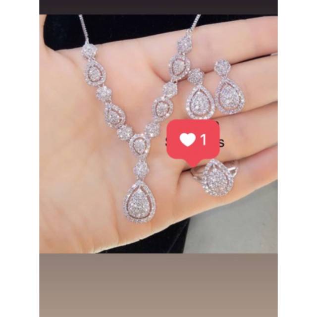 Set perhiasan replika berlian