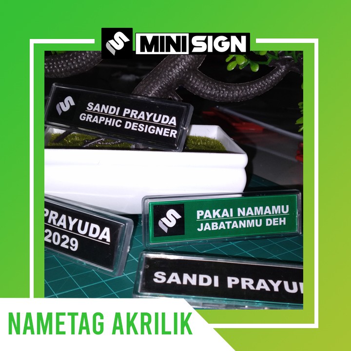 

Nametag Papan Nama Akrilik