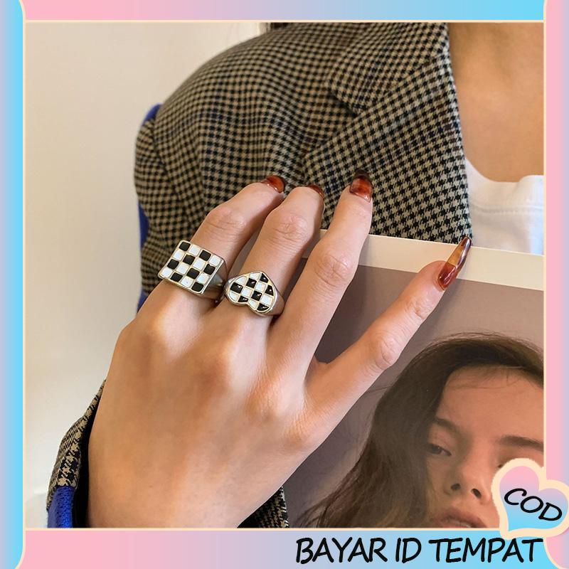 COD❤️ Cincin Kotak-kotak Geometris Cinta Hitam Dan Putih Cincin Fashion Wanita-A.one