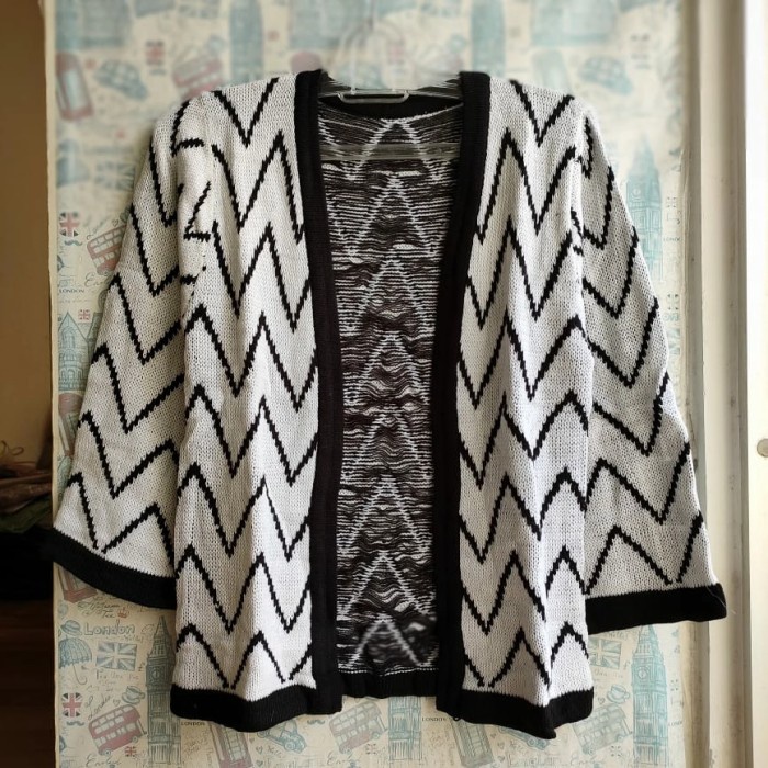 CARDIGAN RAJUTAN WANITA WARNA PUTIH GARIS HITAM